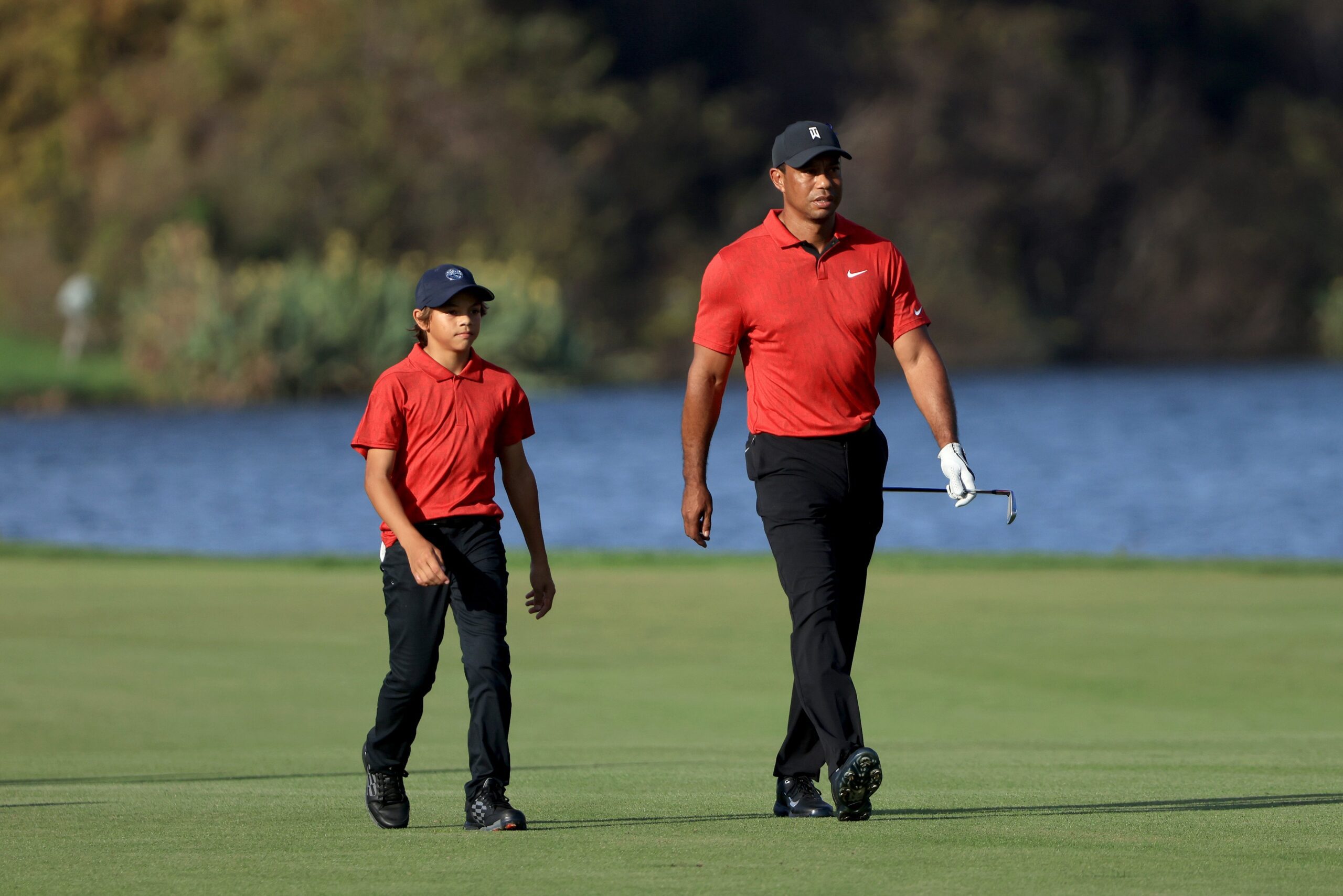 Hijo de Tiger Woods pega 68; Tiger fue su caddie