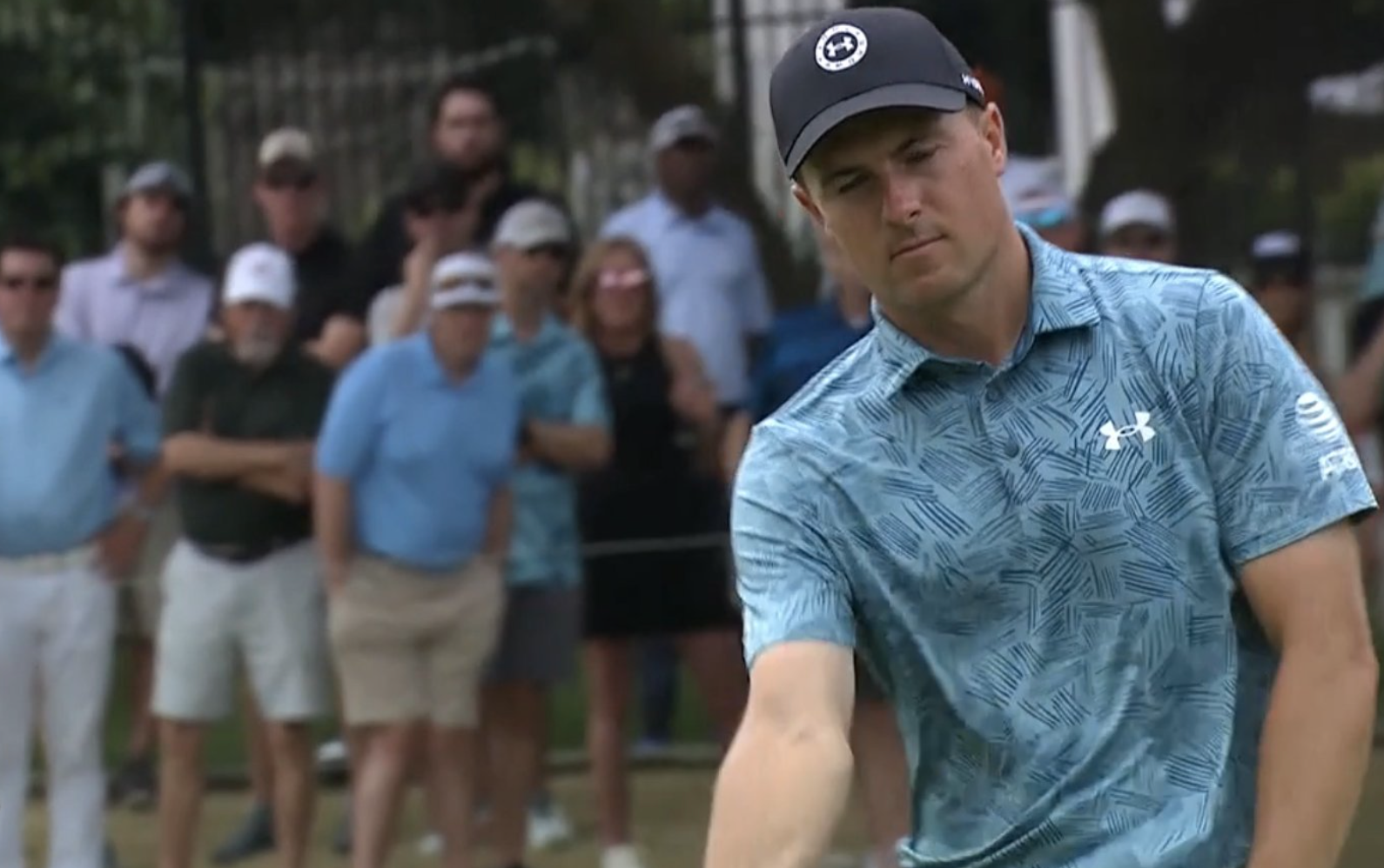 Jordan Spieth ROMPE iPhone de aficionado… y salva el par