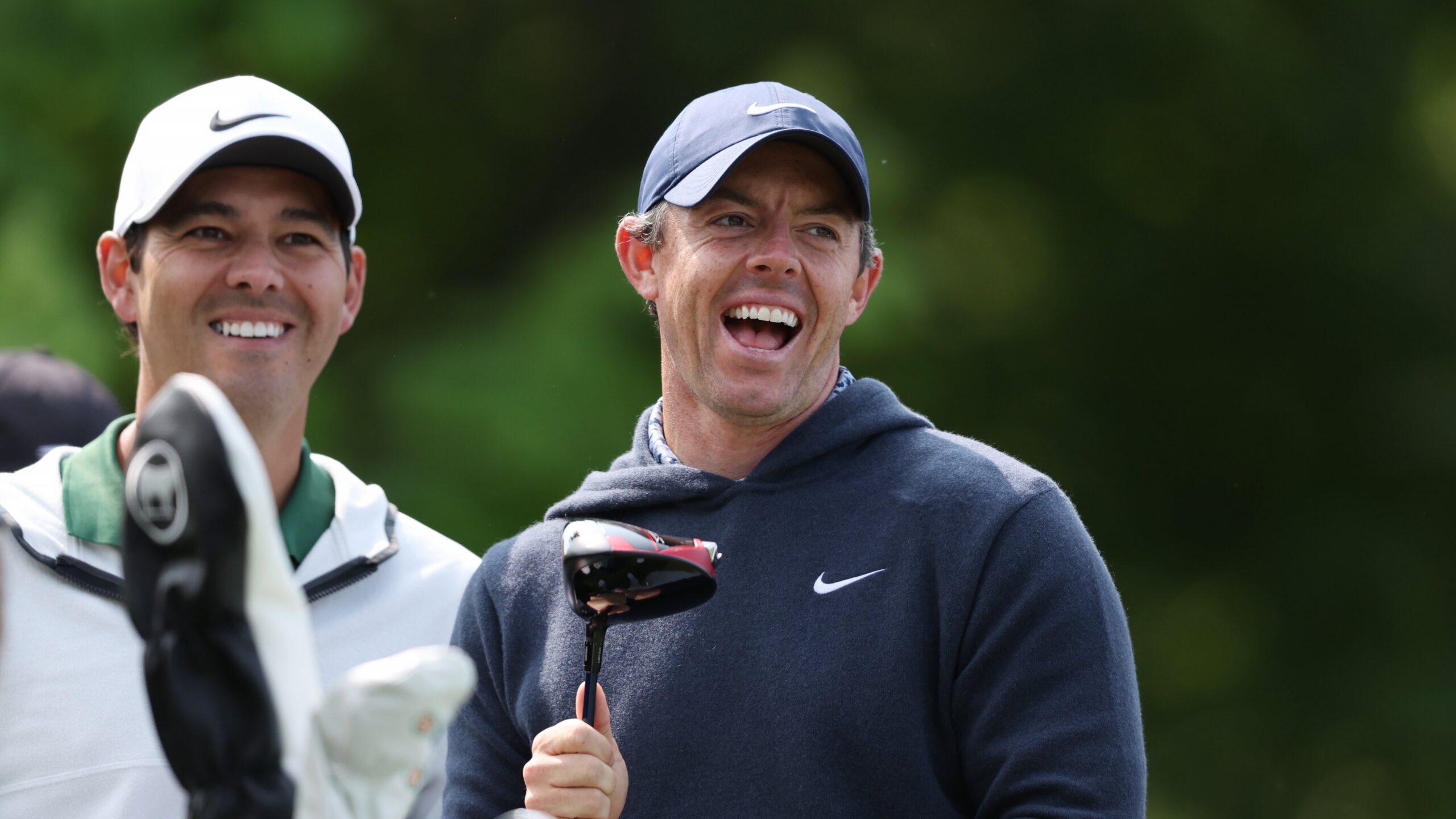 Tiger Woods le da clases a Rory McIlroy previo al PGA Championship