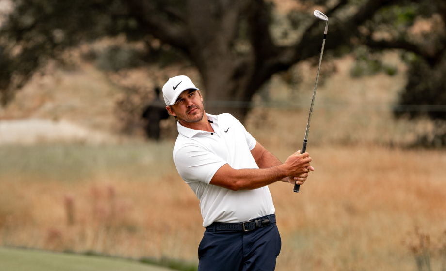 Frenan el juego rápido de Brooks Koepka