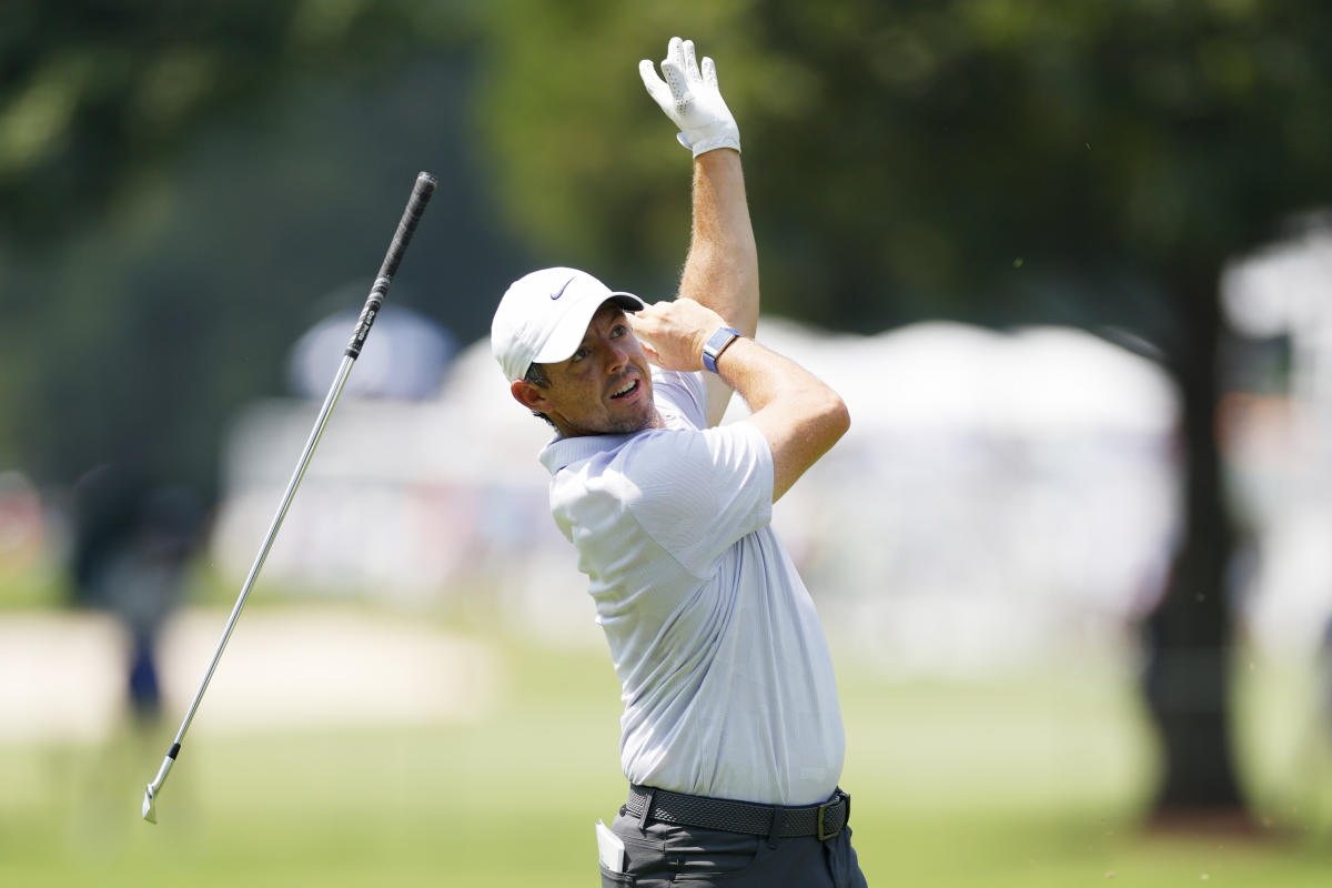 Rory McIlroy se lesiona la espalda, pero todavía juega