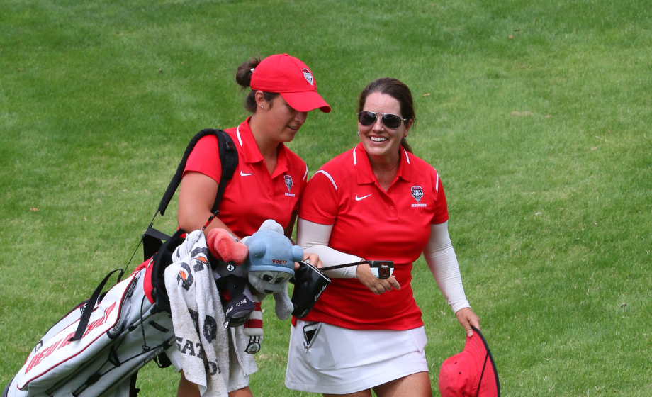 Dúo de latinas abriendo camino en la industria del golf