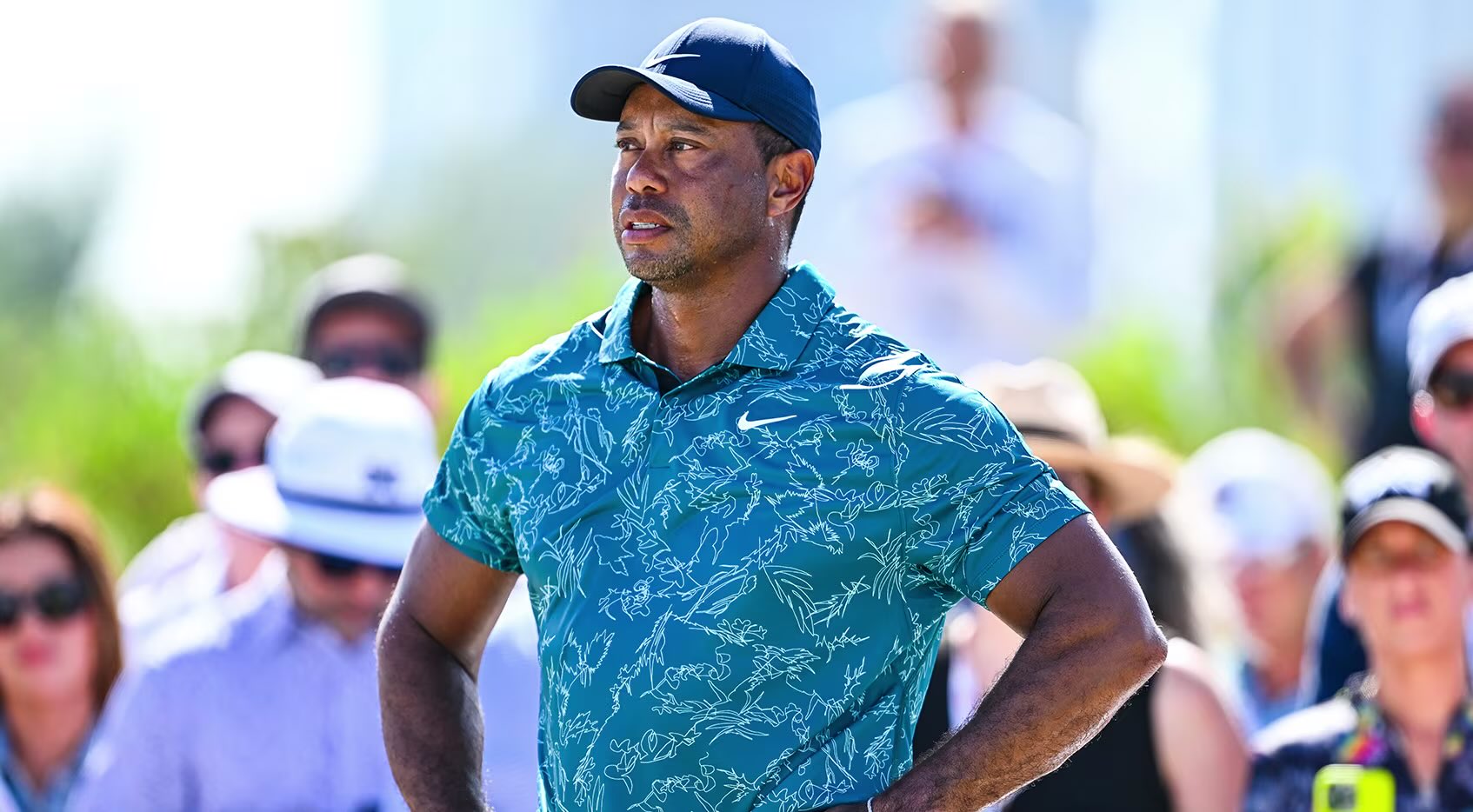 Tiger Woods mejora y juega por debajo de par