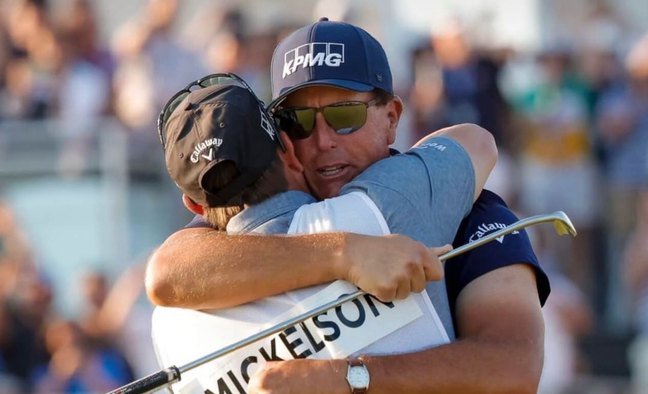 Phil Mickelson se queda sin caddie