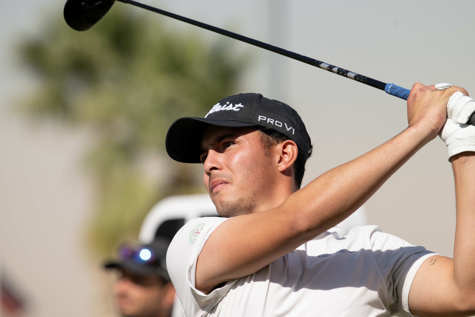 Con bastones prestados, Islas firma 66 y avanza en LIV Golf Promotions