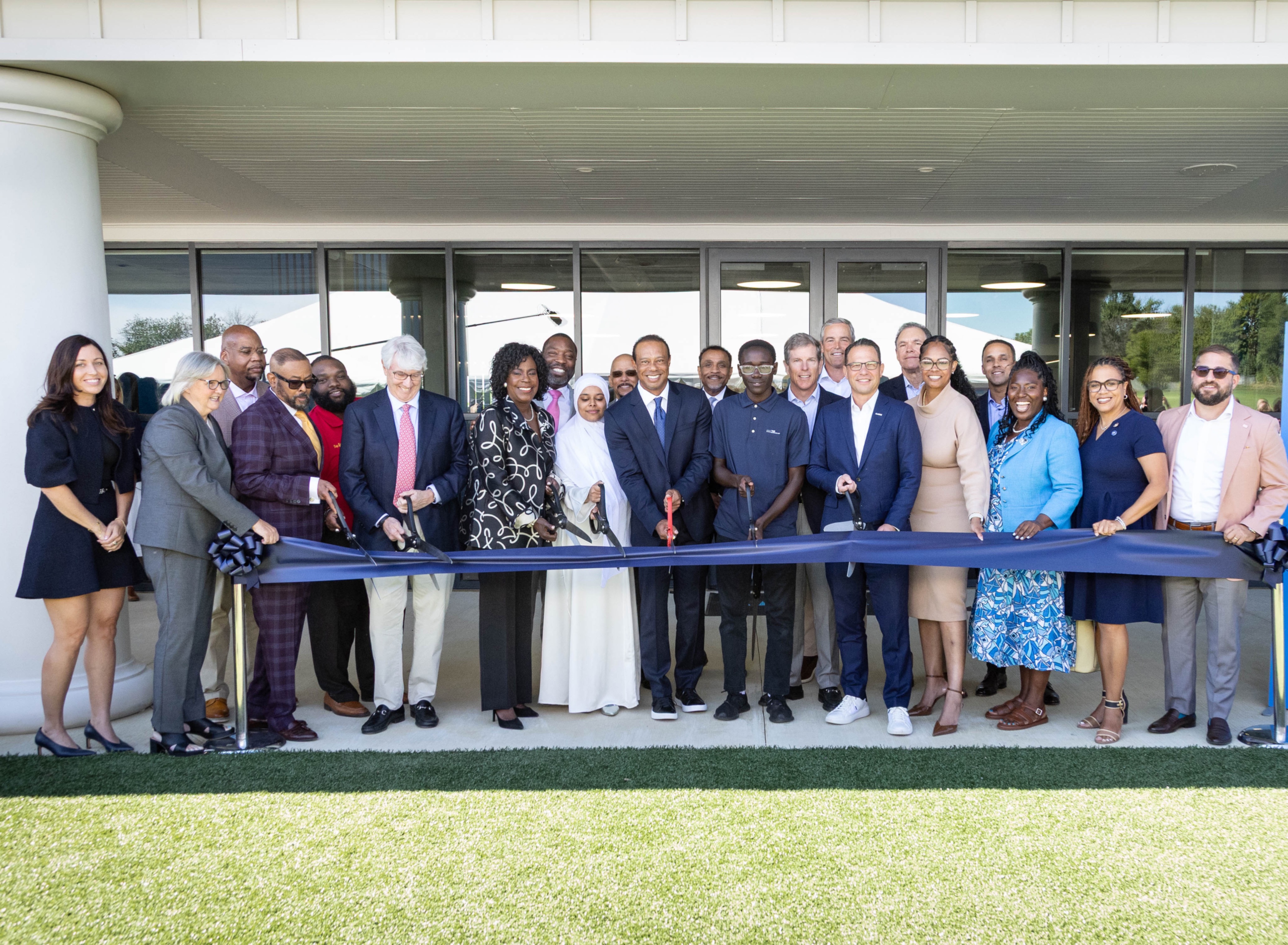 Tiger Woods inaugura espacio seguro para niños en Filadelfia