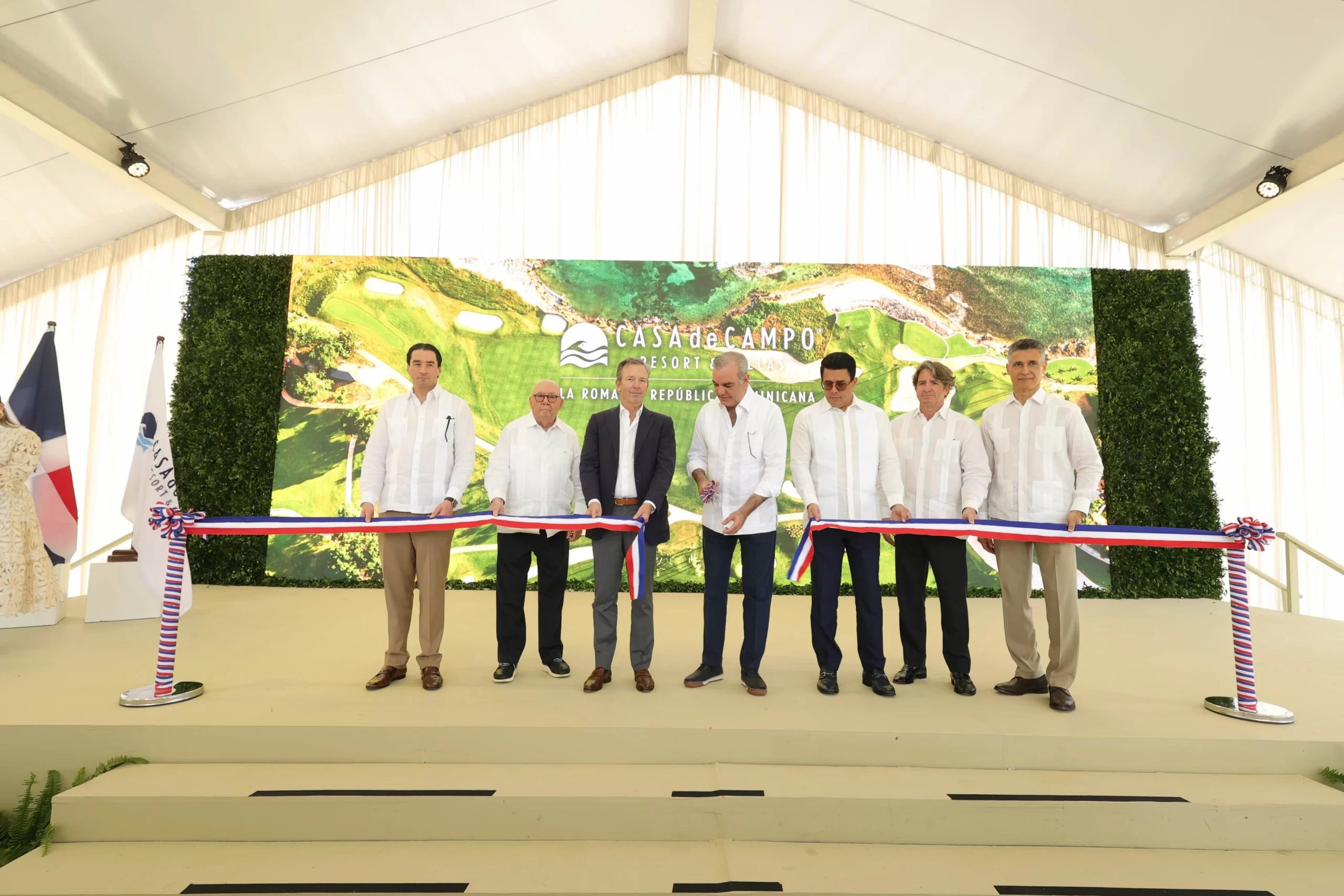 Celebran reapertura del icónico Teeth of the Dog